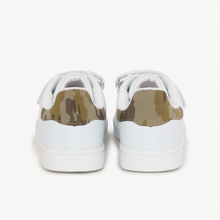 Χαμηλά αθλητικά παπούτσια με γύρισμα camouflage για αγόρι 