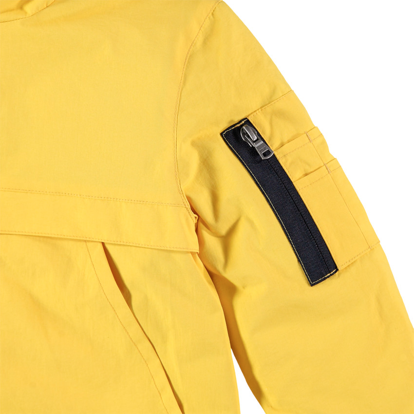 Αντιανεμικό με κουκούλα και τσέπη με φερμουάρ 