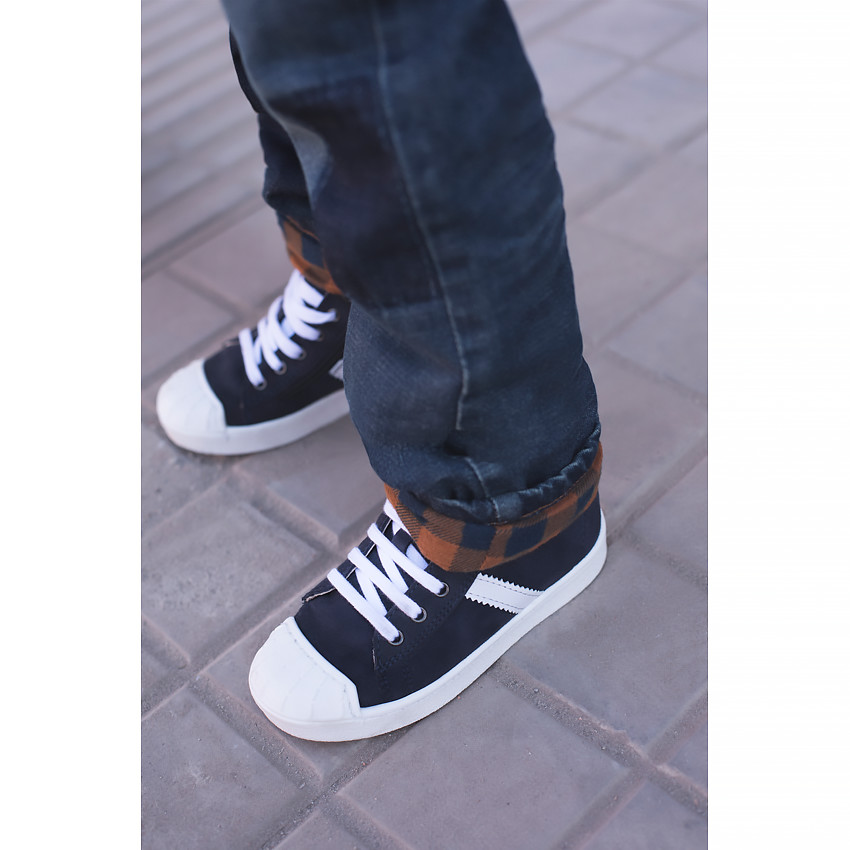 Τζιν με φθαρμένη και τσαλακωμένη όψη και επένδυση από φανέλα καρό 