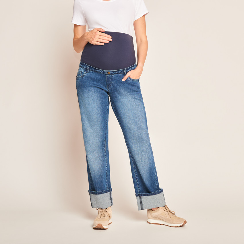 Jeans de grossesse large avec ourlet et bandeau supérieur. 