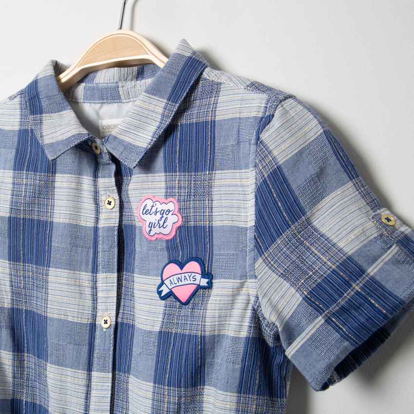 Κοντομάνικο σεμιζιέ φόρεμα με καρό και απλικέ σήματα 