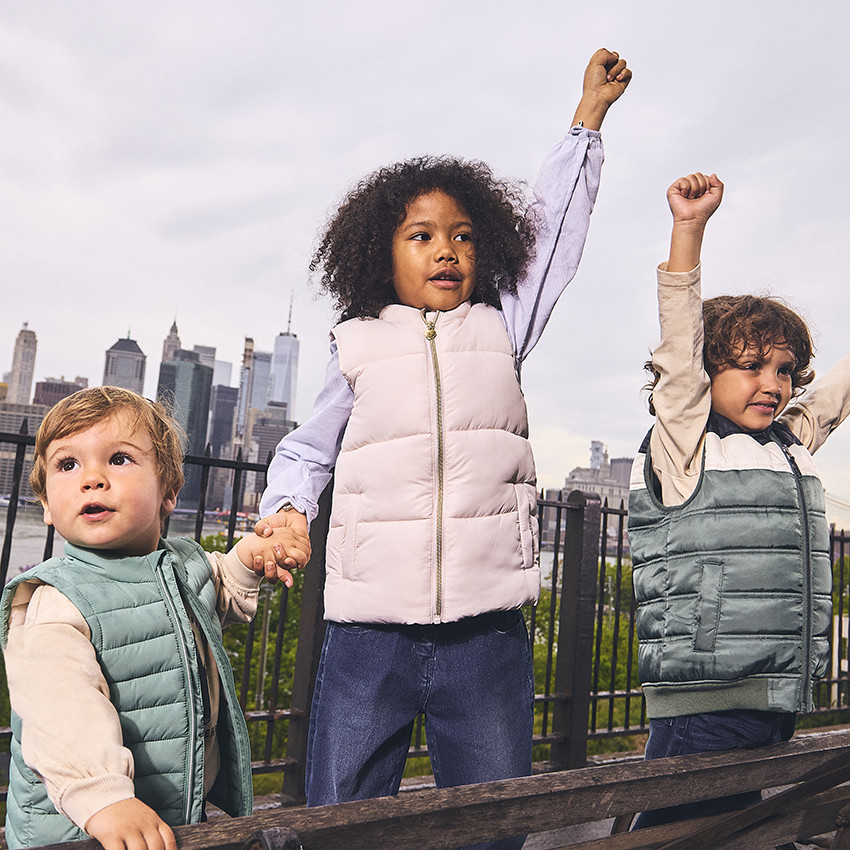 Αμάνικο μπουφάν με εφέ color block για αγόρι 