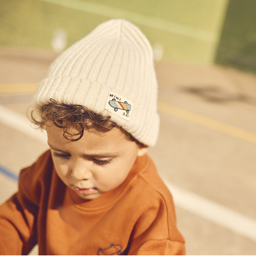 Καπέλο με ριπ και εκτύπωση ετικέτας για μωρό αγόρι 