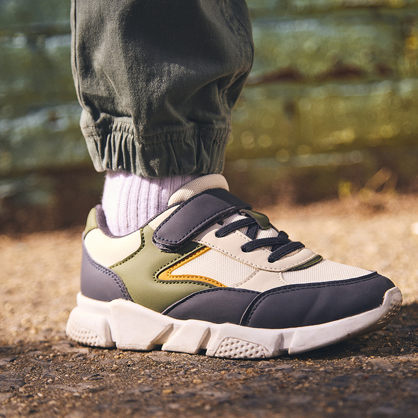 Αθλητικά παπούτσια χαμηλά με πολύχρωμες λεπτομέρειες για αγόρι 