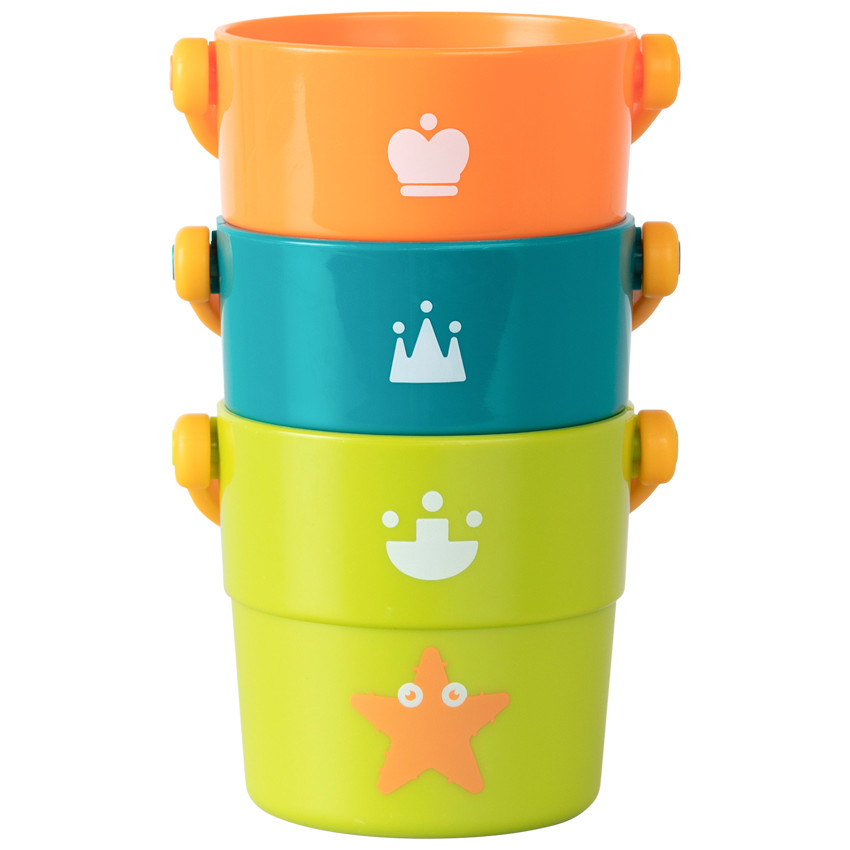 Παιχνίδι μπάνιου με σωρούς από κουβάδες 