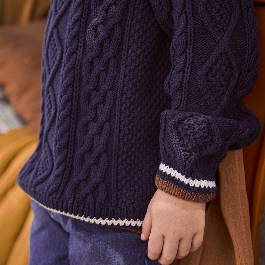 Πλεκτό πουλόβερ μονόχρωμο με εφέ πλεξούδας και πολύχρωμη ρίγα για αγόρι 