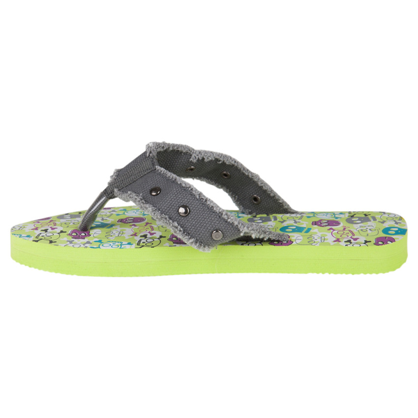 Tongs avec clous fantaisie et têtes de mort 