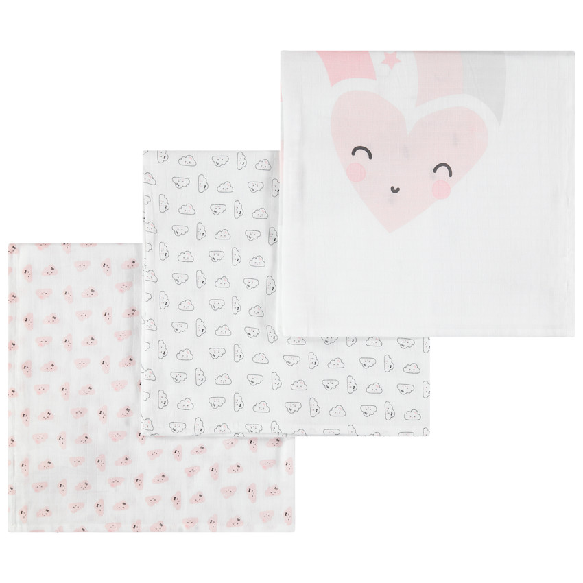 Σε 3 βαμβακερές πάνες αγκαλιάς με μοτίβα καρδούλες και σύννεφα 