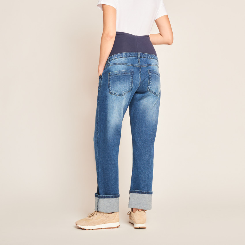 Jeans de grossesse large avec ourlet et bandeau supérieur. 