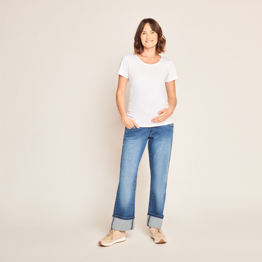 Jeans de grossesse large avec ourlet et bandeau supérieur. 