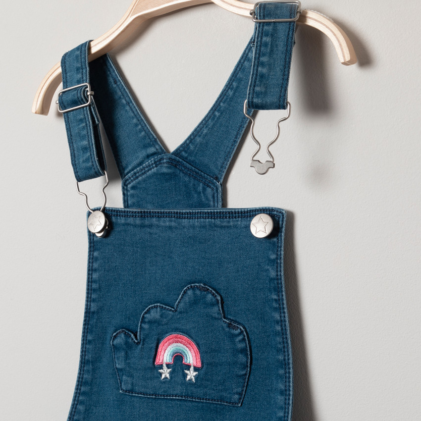 Τζιν φόρεμα σαλοπέτα με used όψη και τσέπη σε σχήμα σύννεφου και κεντήματα 