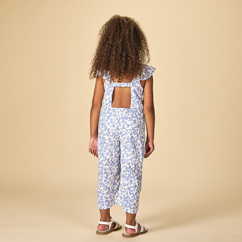 Κορίτσι με λουλούδια σε μακρύ συνδυασμό 