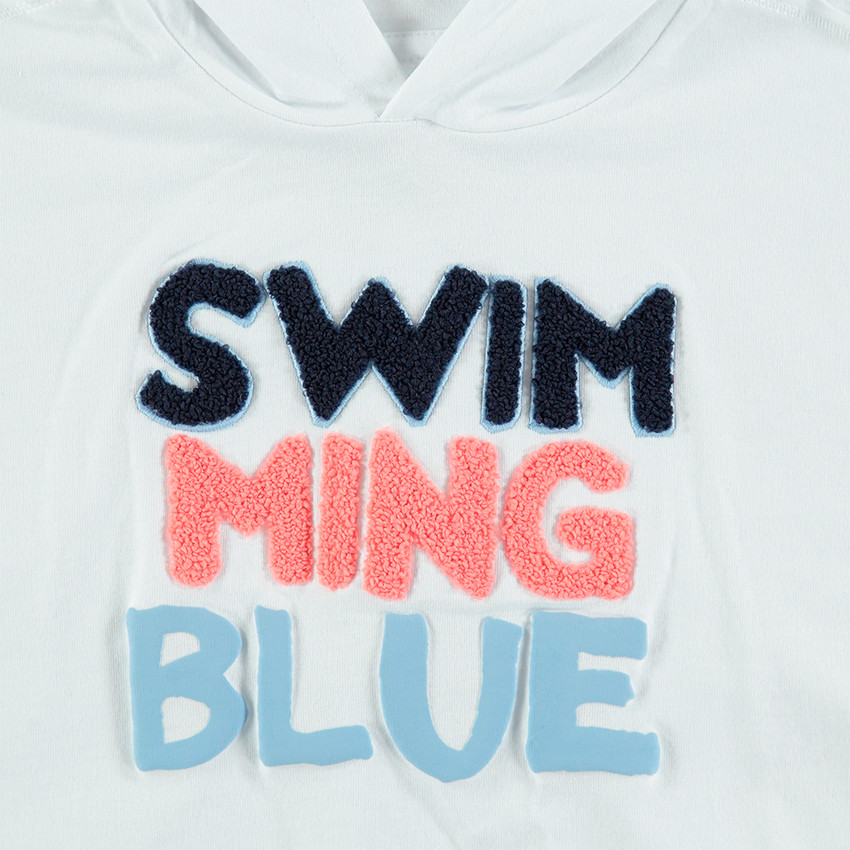 Κοντομάνικη μπλούζα με κουκούλα και μπουκλέ μήνυμα 