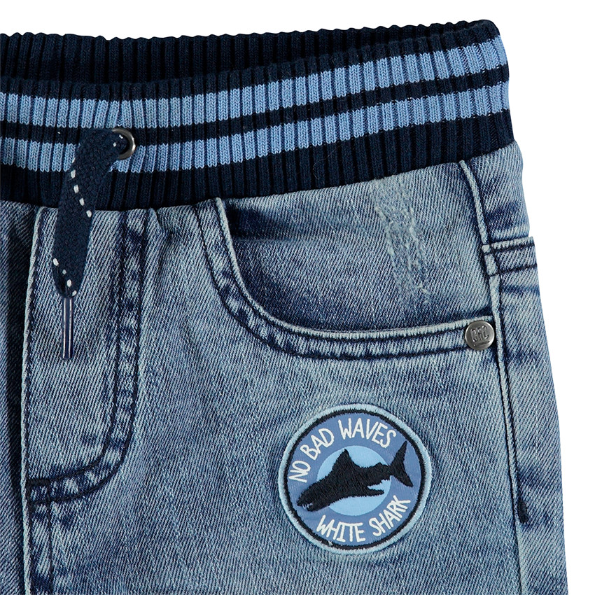 Τζιν βερμούδα με λάστιχο στη μέση και τυπωμένη φράση 