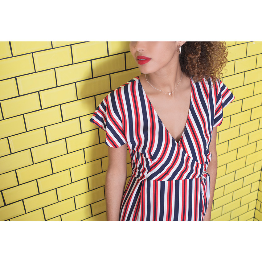 Κοντομάνικο φόρεμα σε στυλ κιμονό με κάθετες ρίγες 