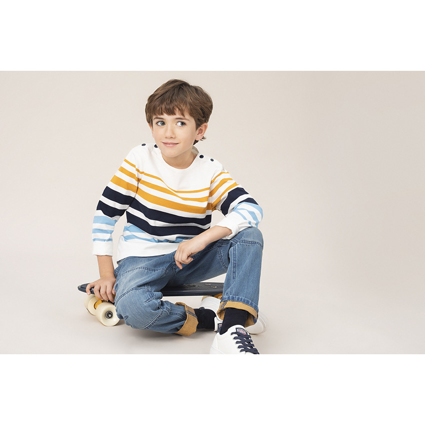 Ίσιο τζιν με used όψη, μόνιμες τσακίσεις και αφαιρούμενη ζώνη 