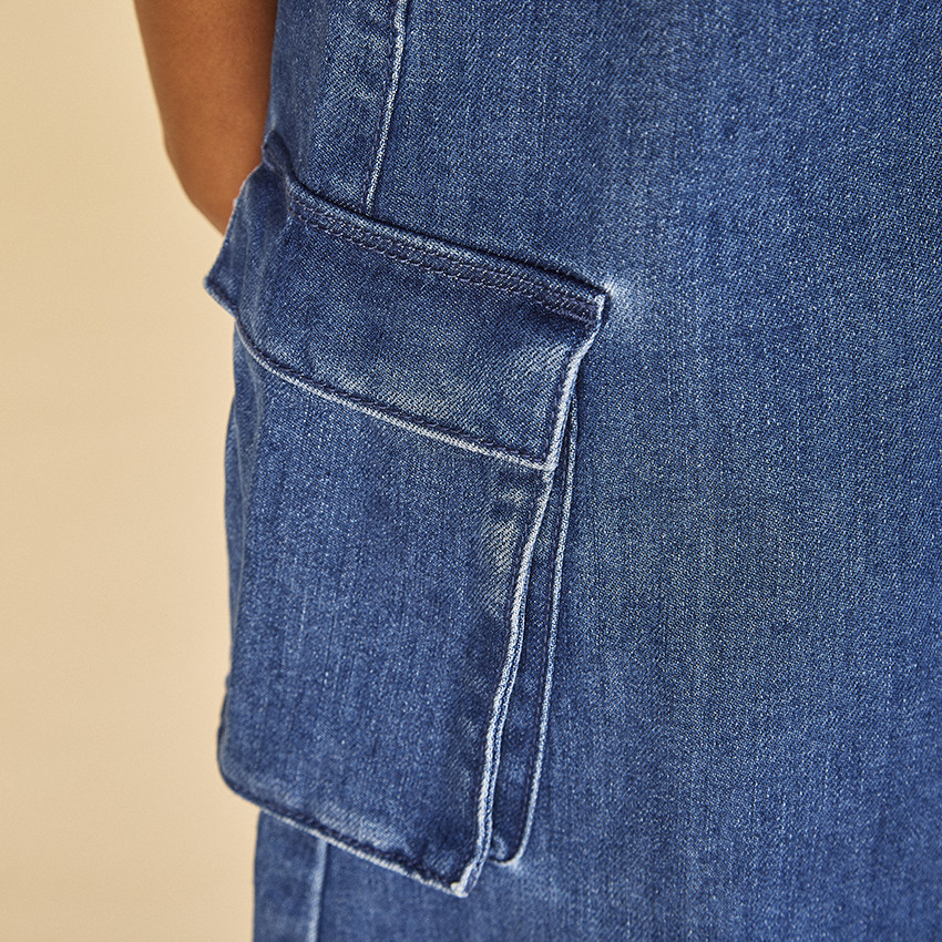 Φόρεμα σαλόπετα από denim με φουσκωτές τσέπες για κορίτσι 