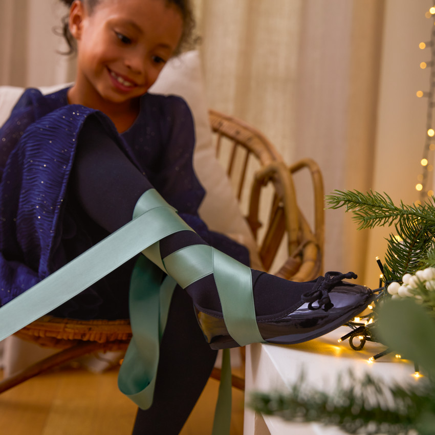 Γυαλιστερές μπαλαρίνες με ελαστικό και φιόγκο για κορίτσι 