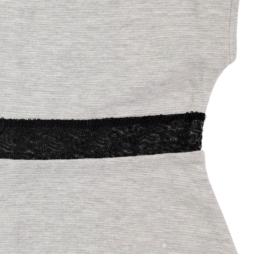 Κοντομάνικο φόρεμα με λωρίδα από μαύρες πούλιες 