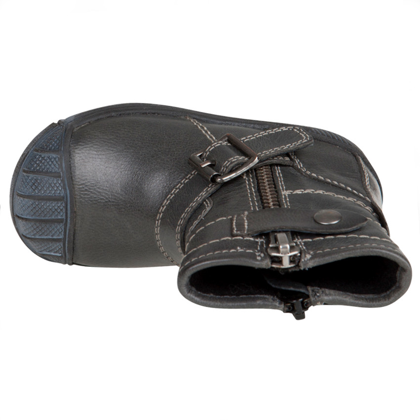 Δερμάτινα μποτάκια με φερμουάρ και αγκράφα 