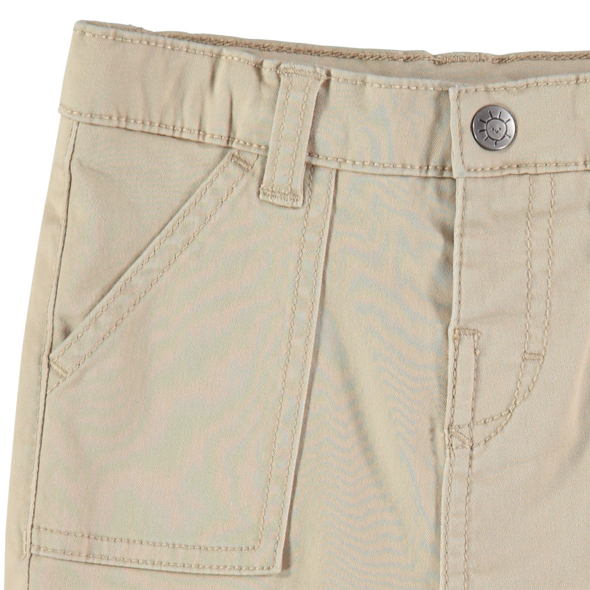 Μονόχρωμο υφασμάτινο παντελόνι με τσέπες 