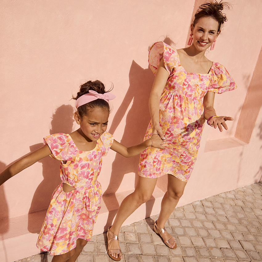 Φόρεμα κοντομάνικο σε seersucker με floral σχέδιο για κορίτσι 