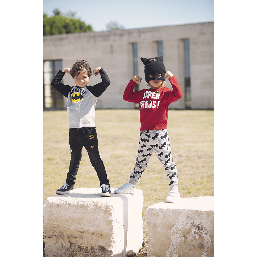 Jean ίσια γραμμή στυλ ξεβαμμένο με badges super-héros για αγόρι 