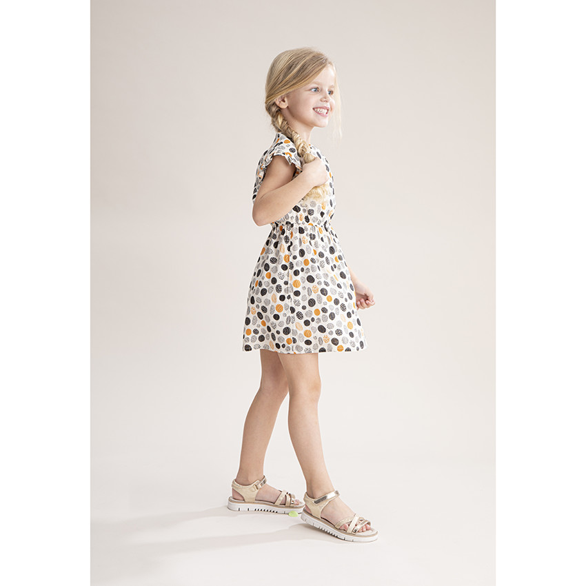 Φόρεμα με κοντό μανίκι και χρωματιστά πουά και χρυσές λεπτομέρειες. 