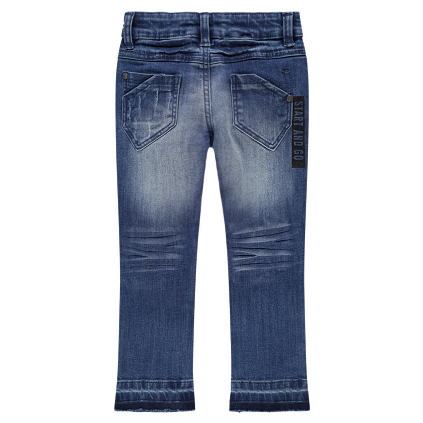 Τζιν με used όψη, ξέφτια, μόνιμες τσακίσεις και τυπωμένη φράση πίσω 