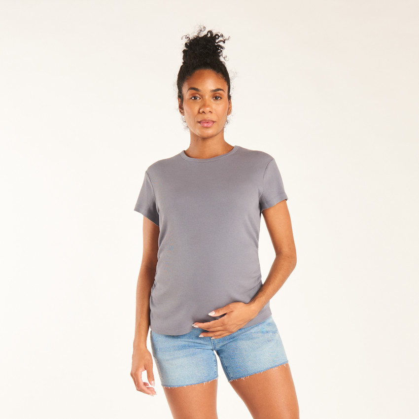 T-shirt à manches courtes de grossesse en coton uni avec fronces. 
