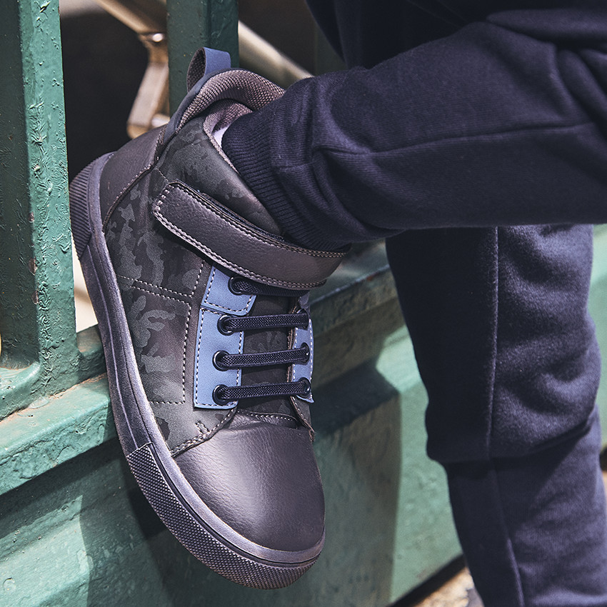 Μποτάκια με εφέ δέρματος και σχέδιο παραλλαγής για αγόρι 