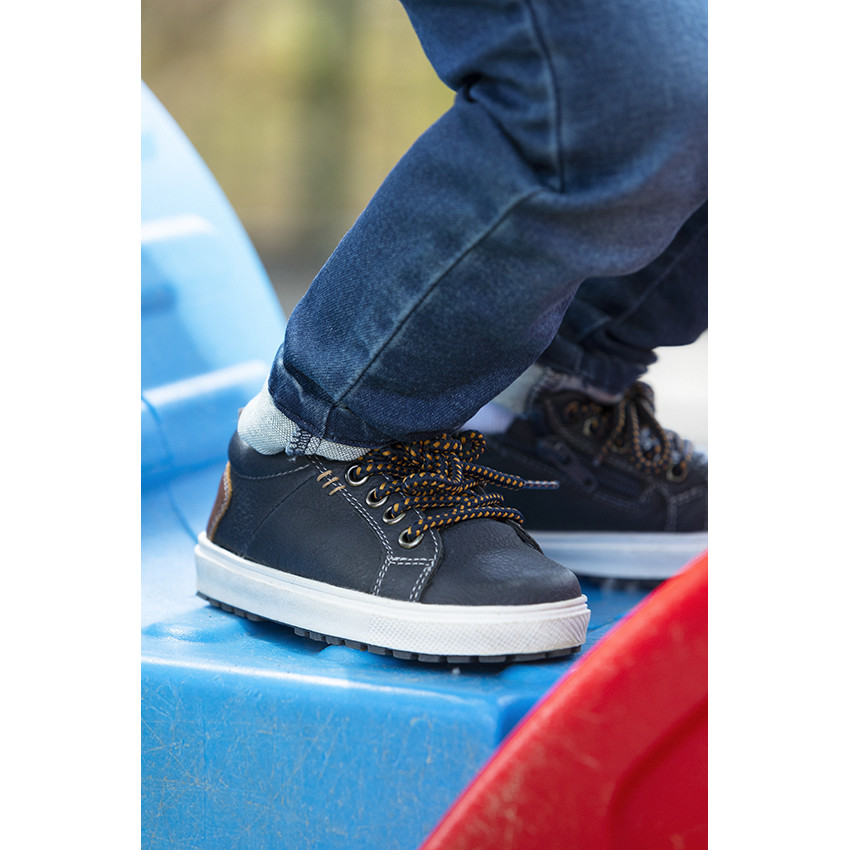 Baskets basses à lacets style marin et empiècements contrastés pour garçon 