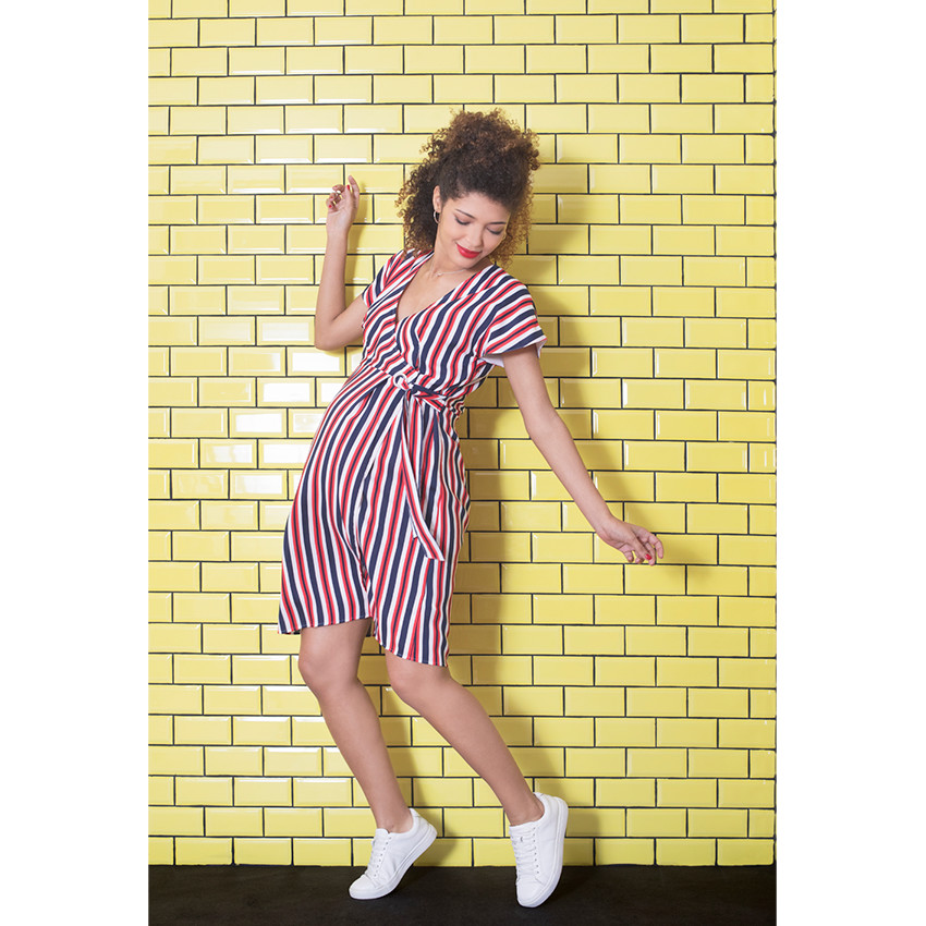 Κοντομάνικο φόρεμα σε στυλ κιμονό με κάθετες ρίγες 