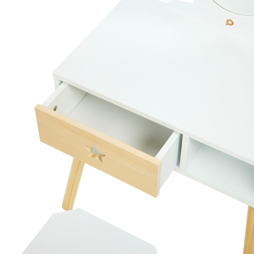 Μικρή λειτουργική κομμωτήριο με ξύλινη καρέκλα 