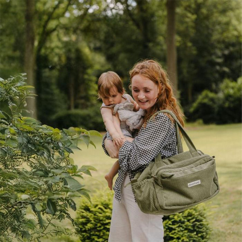 Sac de maternité Fluffy en velours côtelé vert kaki 
