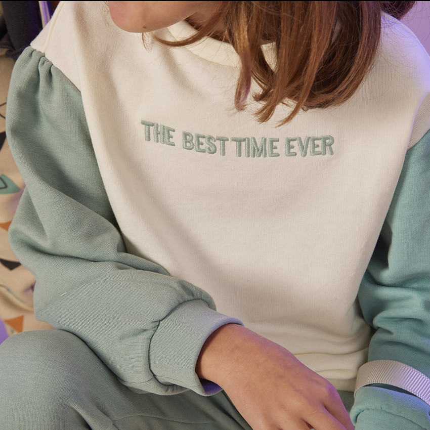 "Φούτερ με εφέ color block και κέντημα για κορίτσι"  Additional "Φούτερ με εφέ color block και κέντημα για κορίτσι"