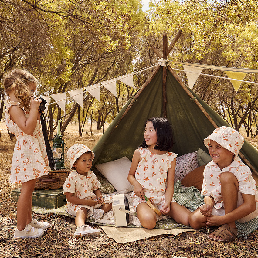 Ολόσωμο σορτς σε tetra με φανταχτερό print διακοπές για κορίτσι 