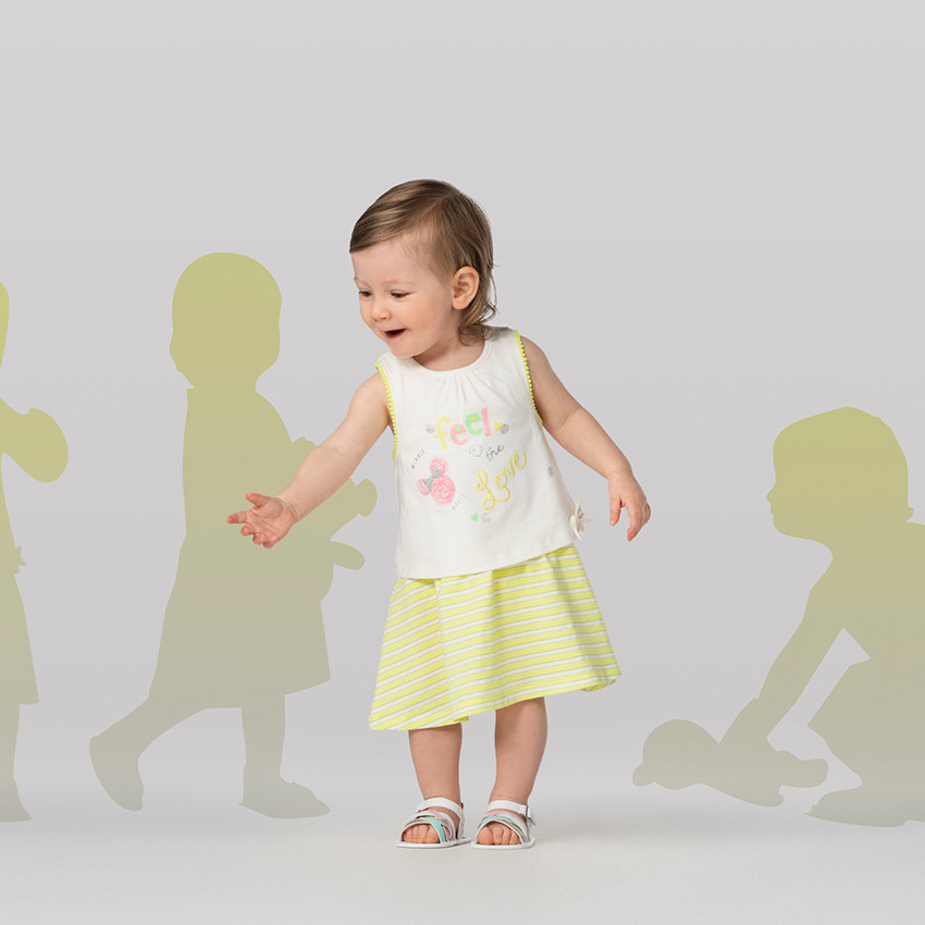 Αμάνικο φόρεμα με στάμπα Μίνι της ©Disney και ρίγες στη βάση 