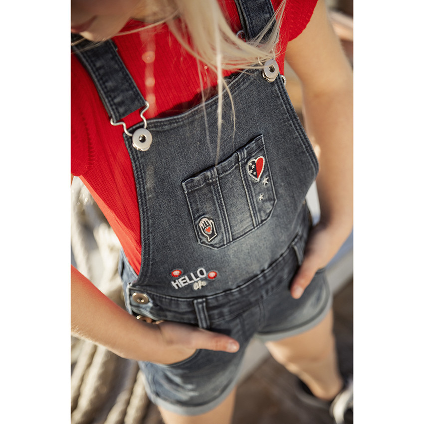 Σαλοπέτα κοντή jean με badges κεντημένες για κορίτσι 