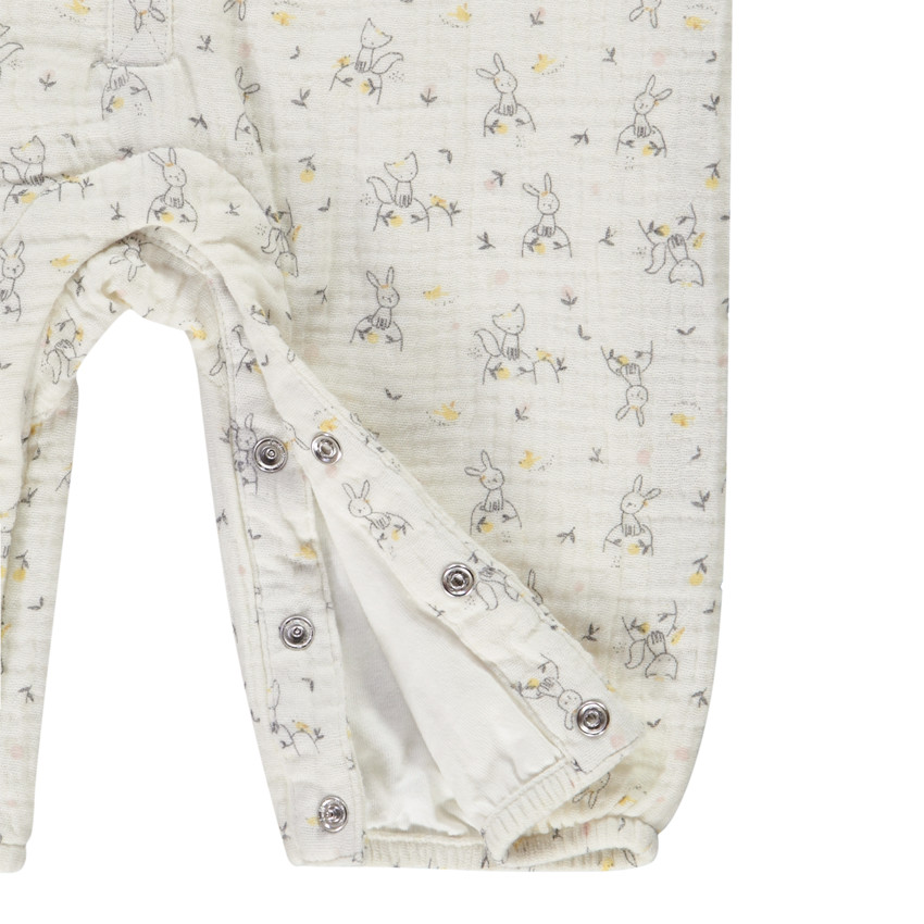 Combinaison longue en double gaze de coton avec col claudine et imprimé lapins/renards pour bébé fille Main Combinaison longue en double gaze de coton avec col claudine et imprimé lapins/renards pour bébé fille