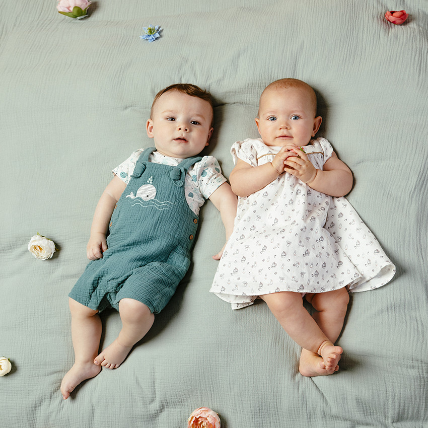 Σύνολο με φόρεμα με σχέδιο λαγουδάκια και μπλούζα 