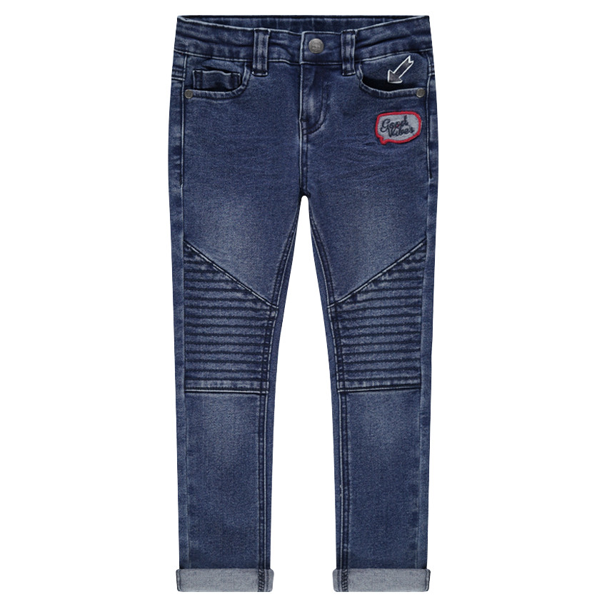 Τζιν σε slim γραμμή με used όψη και μόνιμες τσακίσεις  