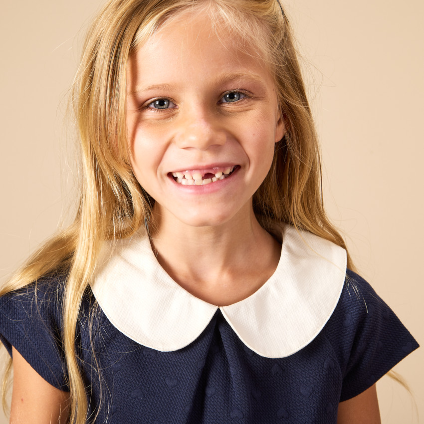 Φόρεμα κοντομάνικο με ανάγλυφες καρδιές και γιακά κλαουντίν για κορίτσι 