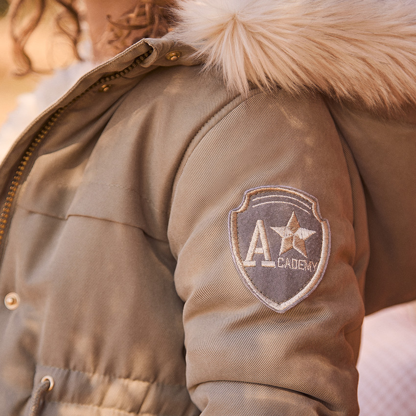 Αδιάβροχο παρκά με κουκούλα και αποσπώμενη ψεύτικη γούνα για κορίτσι 