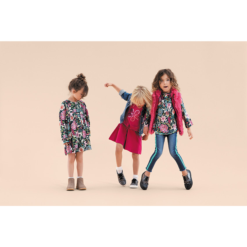 Τζιν με used όψη, μόνιμες τσακίσεις και απλικέ λωρίδες 