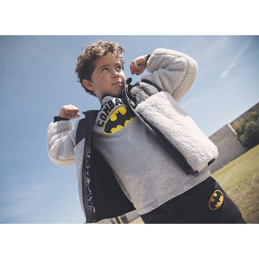 Jean ίσια γραμμή στυλ ξεβαμμένο με badges super-héros για αγόρι 