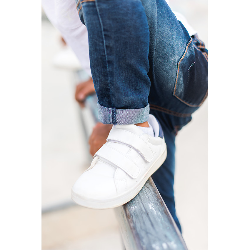 Μονόχρωμα χαμηλά αθλητικά παπούτσια με αυτοκόλλητο velcro  Additional Μονόχρωμα χαμηλά αθλητικά παπούτσια με αυτοκόλλητο velcro