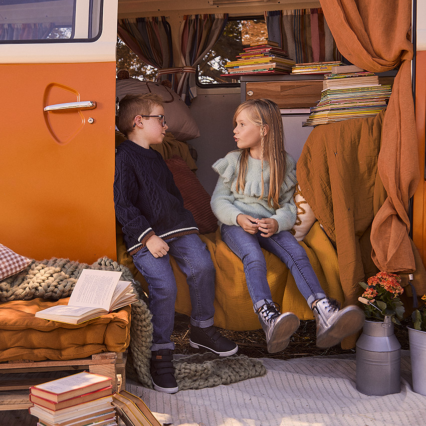 Πλεκτό πουλόβερ μονόχρωμο με εφέ πλεξούδας και πολύχρωμη ρίγα για αγόρι 