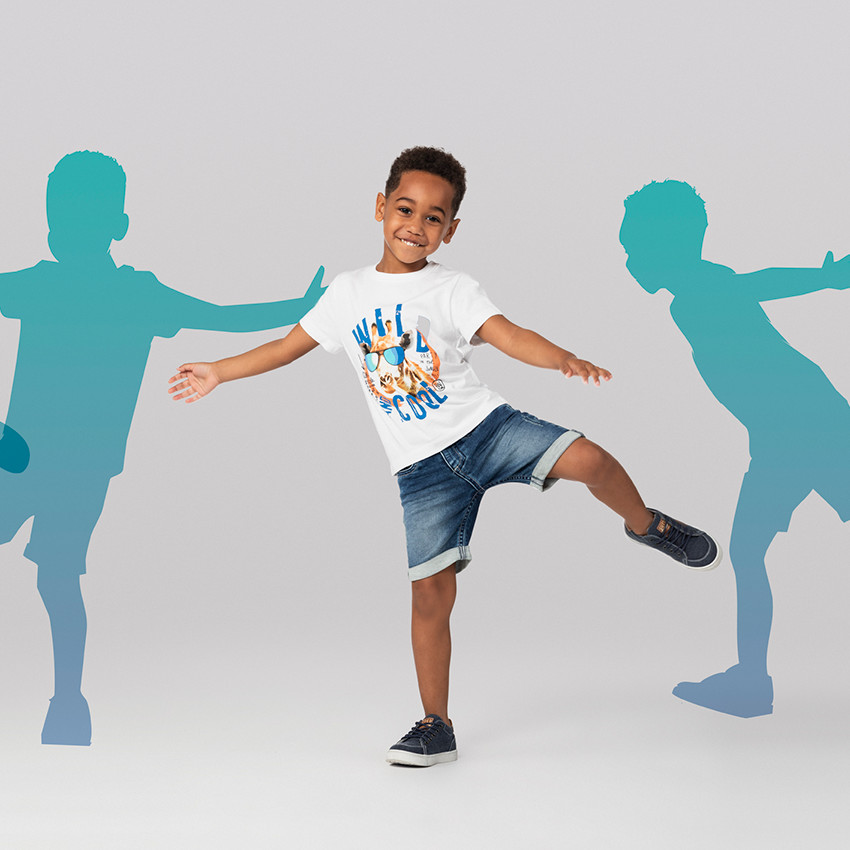 Κοντομάνικη μπλούζα με τυπωμένη καμηλοπάρδαλη 