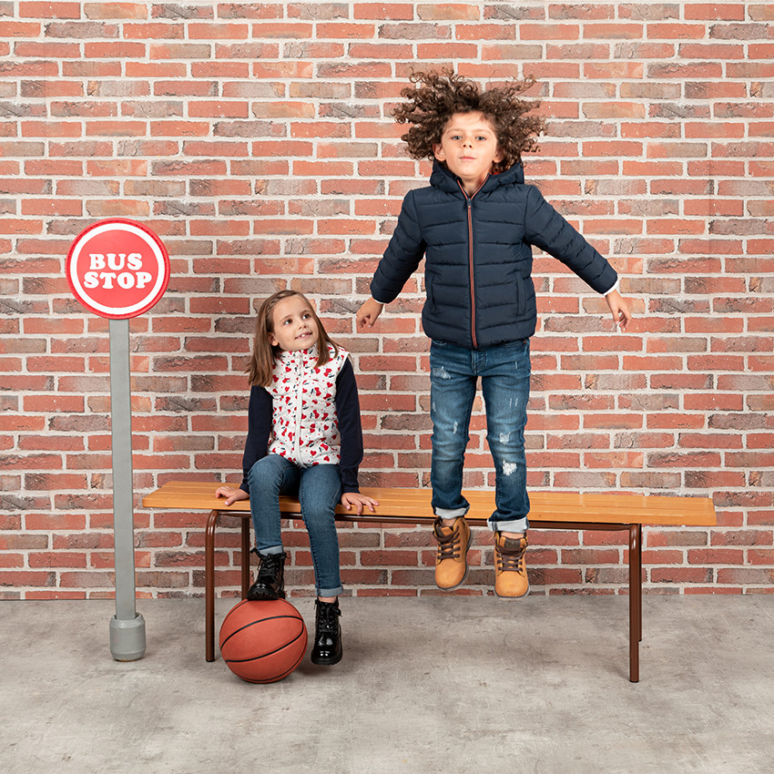 Αμάνικο καπιτονέ μπουφάν με μοτίβο σε όλη την επιφάνεια 